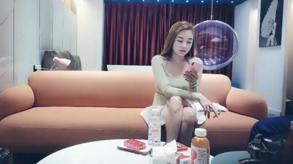 赵总大神约高端外围,性感甜美大奶美女,穿上情趣学生制服各种姿势换操被夸你好厉害的...