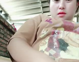 怀孕的人妻露脸大白天哄着孩子还要伺候大哥激情啪啪掰开逼逼给狼友看特写各种舔弄大鸡巴无套爆草射逼里
